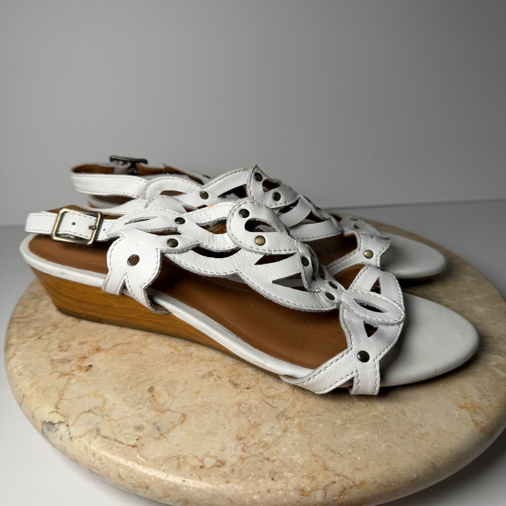 Clarks Playful Tunes Wedge Sandals 7.5 White Leather Cut Out Studded Ankle Strap